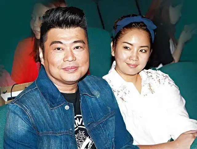 阮兆祥带女友庆祝母亲节,疑好事将近!