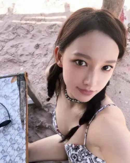 原创程潇在印尼放飞自我泳衣自拍第二弹奶潇称号当之无愧