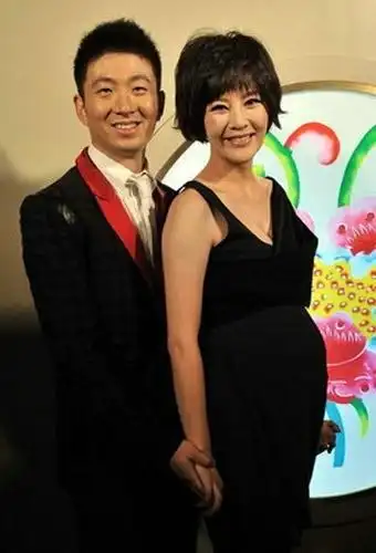 图刘孜老公杨泓身份曝光从摄影师转型成地产大亨