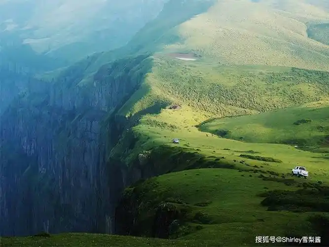 落差1200米,被《国家地理》誉为"世界边缘",这里每年夏天都会成为自驾