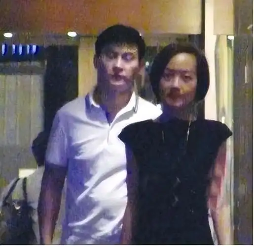 走过半生,两次婚姻,嫁初恋和老外离婚,跟小19岁男友恋爱|记者|陈鲁豫