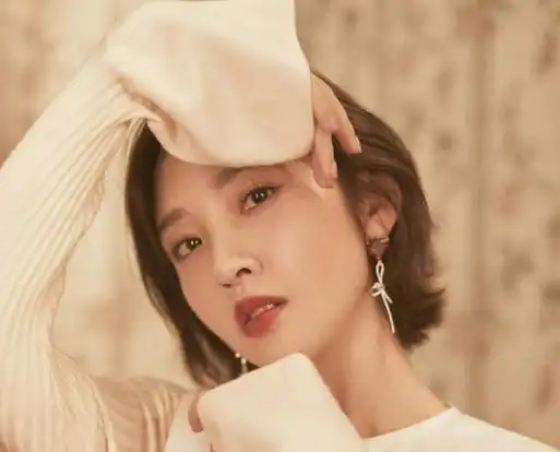 遇见最美的唐艺昕,短发中的风情万种