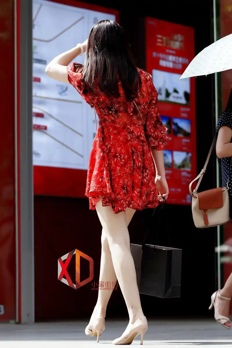 街拍深圳:街头时尚的小姐姐,超短连衣裙,大白腿,身材很丰腴!