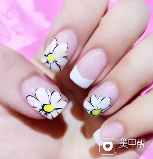 方形简约手绘黄色白色裸色美甲图片