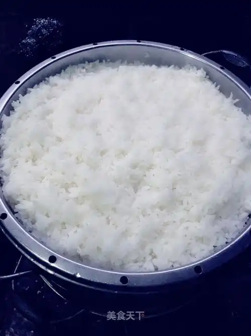 农村灶台蒸米饭