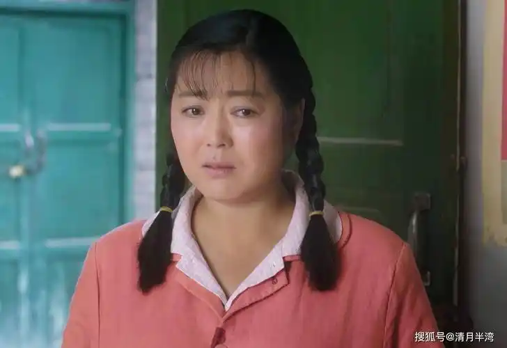 年纪一大把就别冒充少女了,扎双马尾扮嫩的中年女星,观众眼不瞎_闫