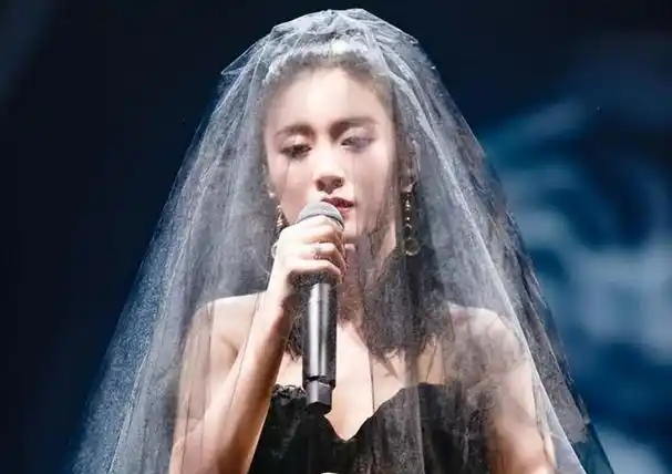 李嘉格可以说是在温馨的环境里成长起来的.