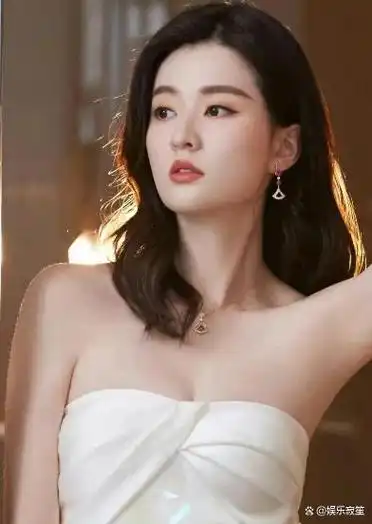 多艺的美女:她是中国大陆最耀眼的女演员之一,同时也是一名明星的写真