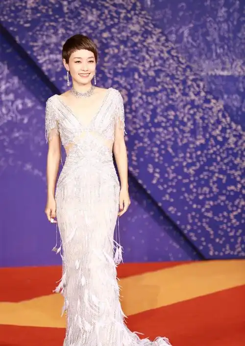 马伊琍终于换发型长发造型更加温柔优雅雪纺上衣配短裤好清新