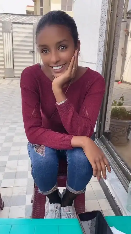 非洲人的生活#带两个美女去吃个饭.