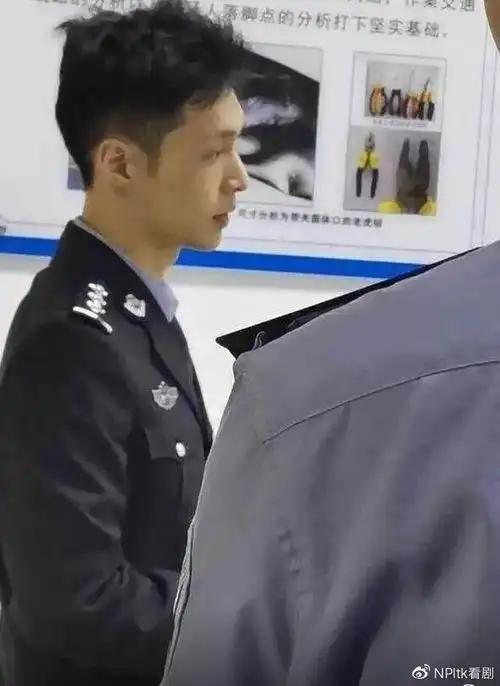 张艺兴新戏演警察气场强大带人抓罪犯台词形体尽显演技