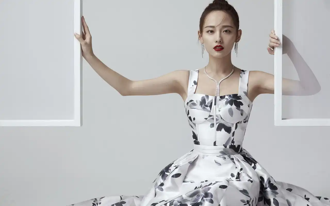 张嘉倪性感优雅写真桌面壁纸