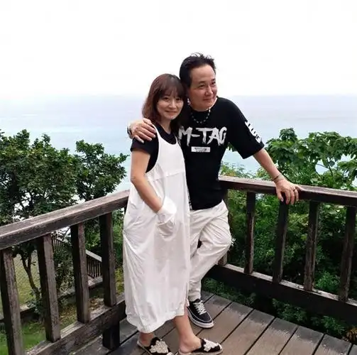 69岁孟飞近况砸重金做医美保年轻与小20岁娇妻同框仍像父女