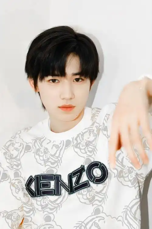 调色 高清@时代少年团-宋亚轩#宋亚轩九宫格小黄人写真