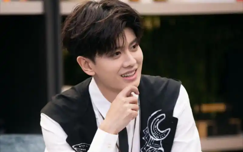 任嘉伦帅哥就是踢个腿系个鞋带都能迷倒万千乌鸦小姐与蜥蜴先生