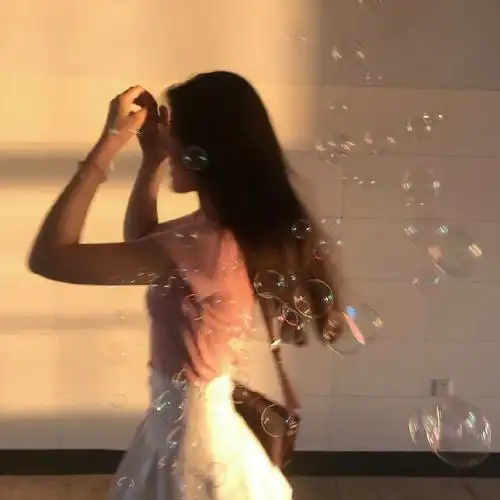 不露脸女生头像:我想变成你的酒馆,让你饮尽甘源!