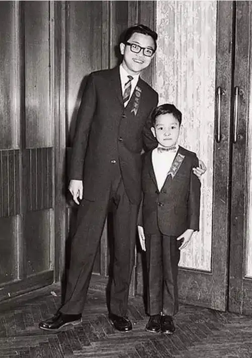 老照片记录哥哥张国荣从童年到青年的成长