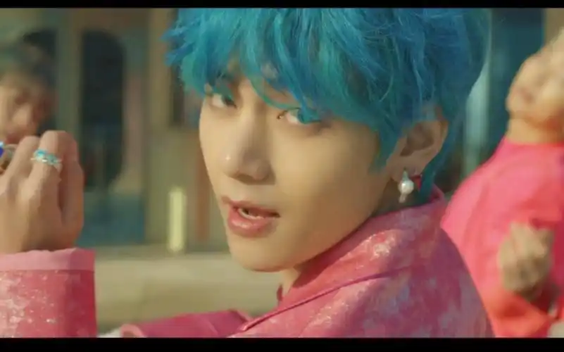 防弹少年团《boy with luv》mv高清bts金泰亨蓝色头发好好看啊_哔哩