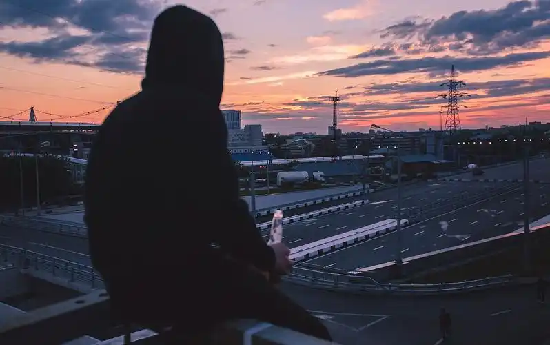 单曲循环一亿次的民谣 爱上了民谣 沾染了孤独 伤心的人别听民谣