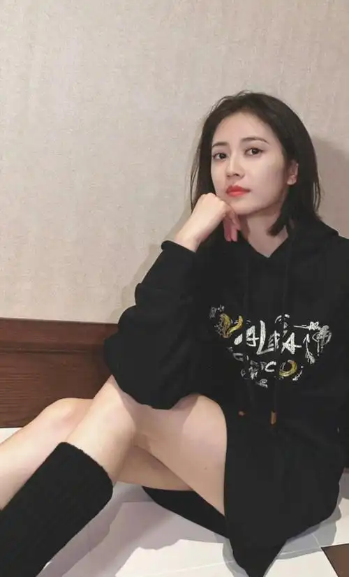 陈钰琪黑色系穿搭自带氛围感俏丽短发时尚惊艳