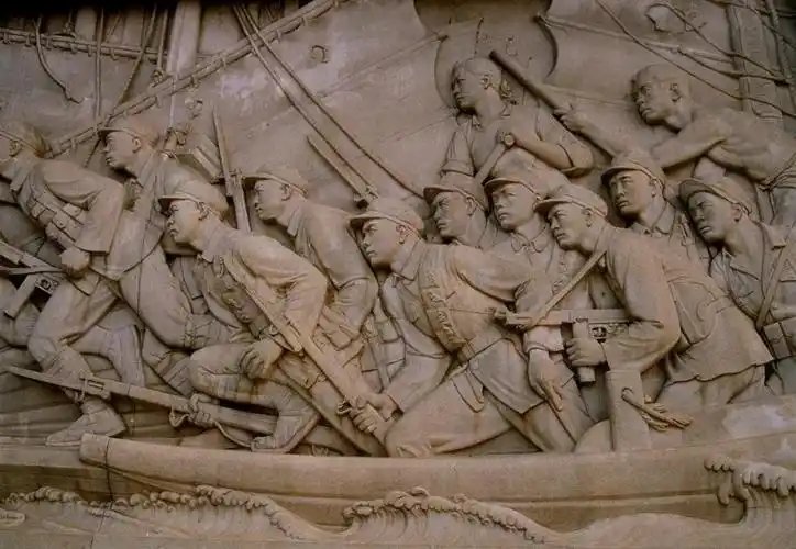 70年后的今天    当我们凝视这座雄伟的纪念碑   "人民英雄永垂