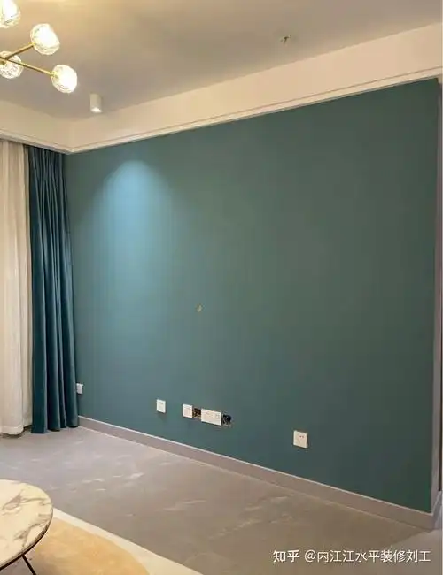 终于下定决心选择了网红色号,客厅沙发背景墙选择了太空漫步,但是上墙