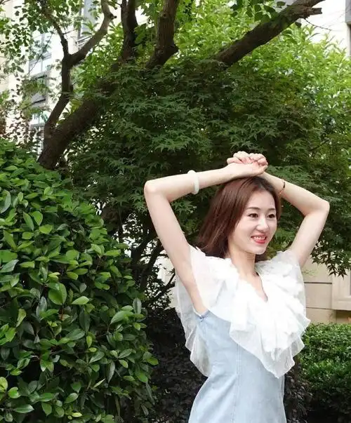 范志毅第三任娇妻现状:34岁似少女,穿衣搭配有品位