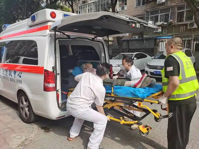 现场目击|高温下的急救:不惧"烤"验 只为救人_老人_高阳_救护车