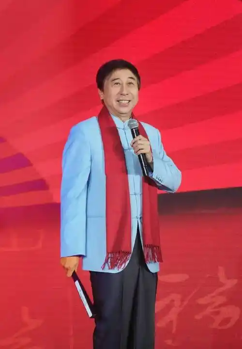 1月11日,64岁冯巩录制辽宁卫视春晚彩排图释出,现场与主持人商量节目