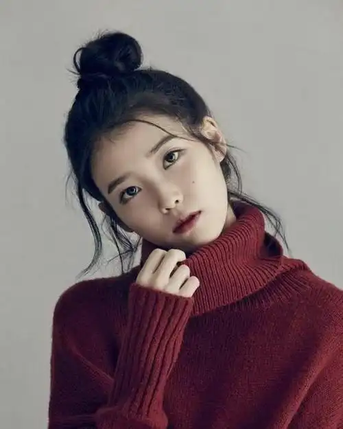 iu丸子头,真是太可爱,与她的一张娃娃脸十分相衬.