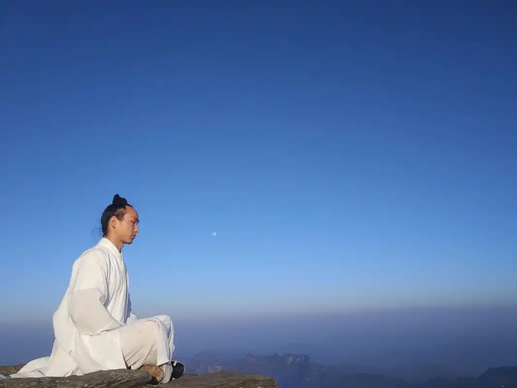 晨曦的武当金顶,武当道士轻轻地挥手,就可以向天边的云彩致意