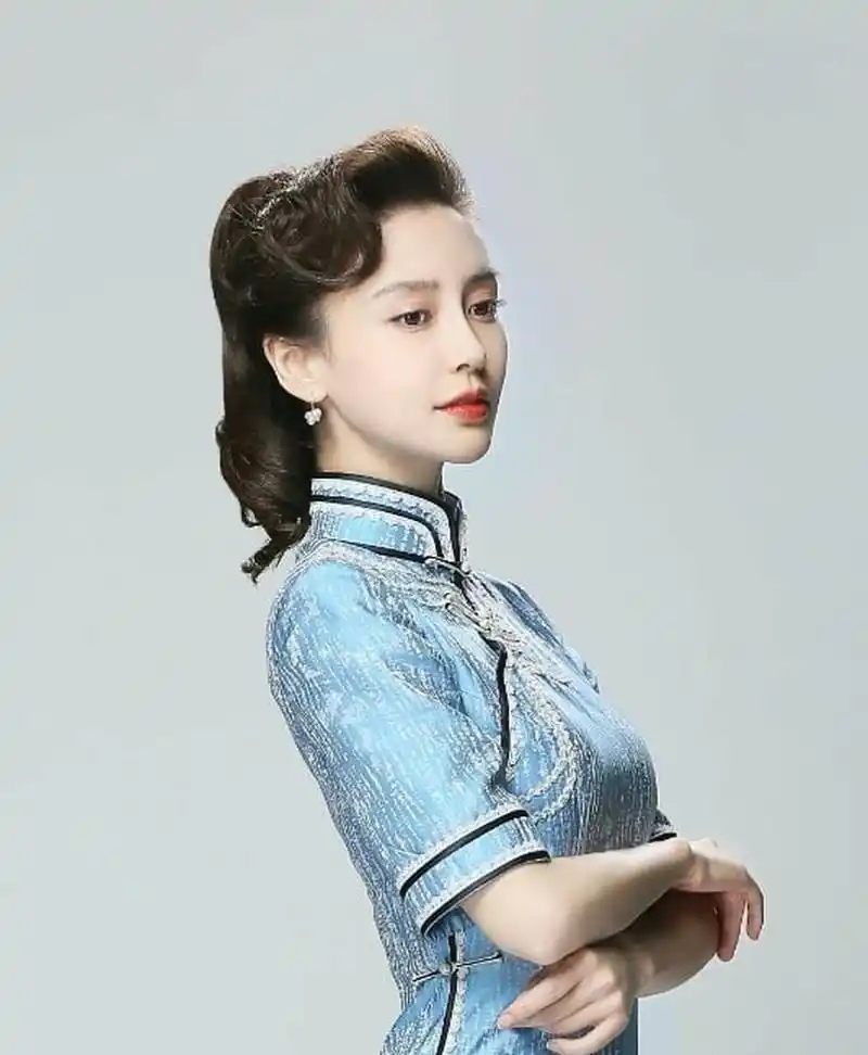 优质作者榜# 高贵优雅,妩媚动人的#杨颖# 身穿水蓝色旗袍,尽显窈窕