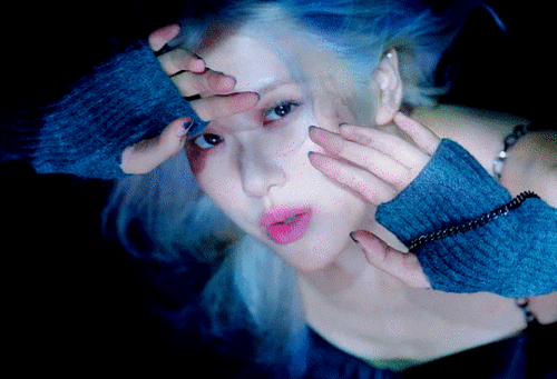 近段时间,rose朴彩英在某社交平台,更新了一组穿黑色性感吊带紧身