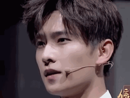 跟朱军对视的一眼也略显设计感,不够自然.