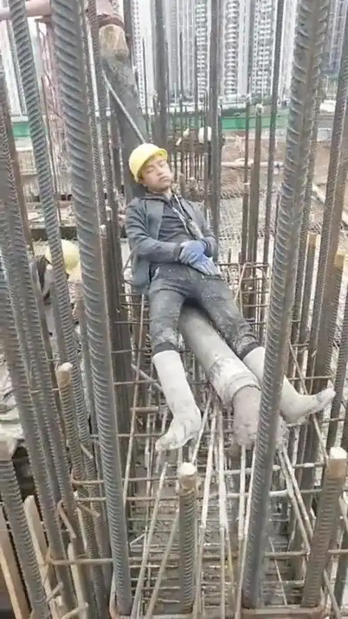工人竟然在钢架子上睡着了看到这一幕莫名的心疼真是太辛苦了