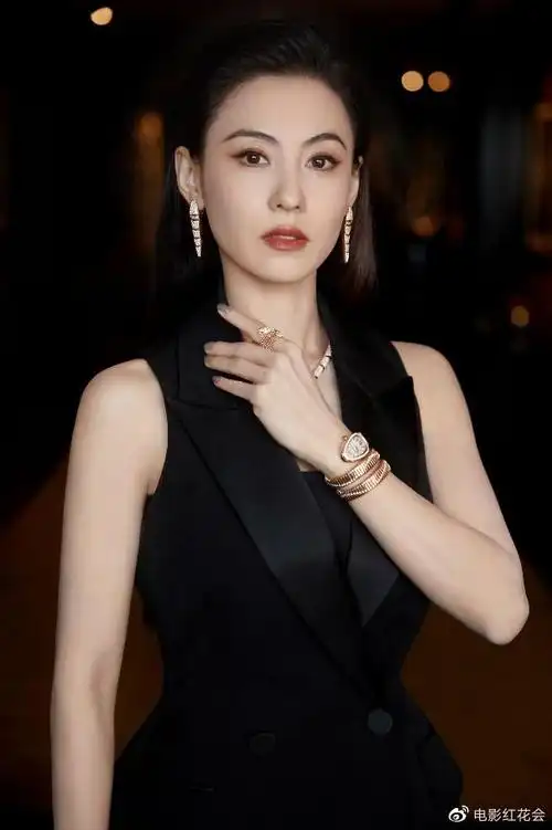 张柏芝这次的大光明发型,更能凸显五官的精致绝美.