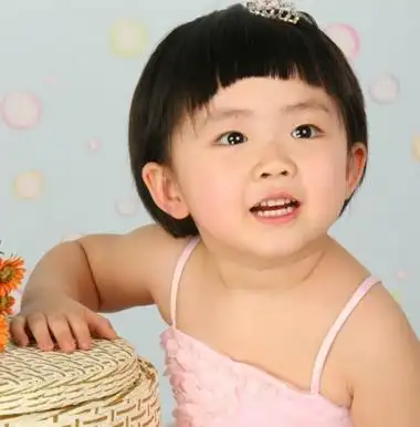 适合小女孩的短发发型有很多,像樱桃小丸子的发型,波波头,学生头等都