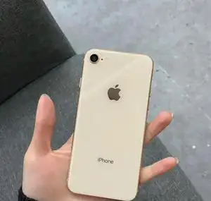 美女一手机,苹果8代金色,64g双网通,指纹拍照功能正常,成