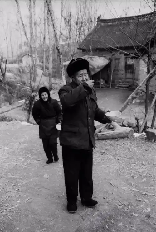 太珍贵了!云南80年代农村吃饭老照片,太真实了,瞬间感觉回到了过去