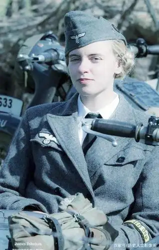 二战时期的美女士兵历史老照片,如果牺牲了太可惜了