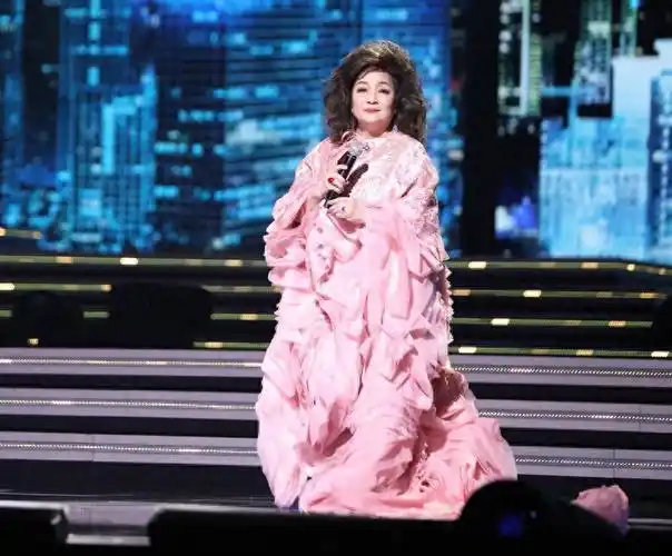 回顾吴孟达病逝2年再看遗孀侯珊燕的现状才知道他遗嘱有多明智