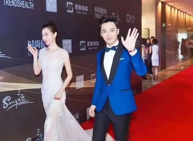 央视主持龙洋与张韬同框秀美腿惹路人移不开眼两人颜值太般配