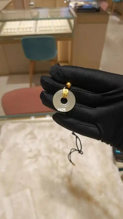 周大福国玉传承和田玉吊坠