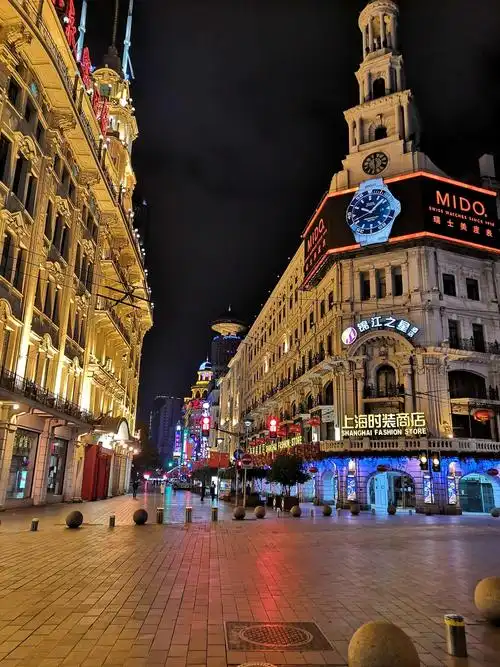 疫情中的上海滩.