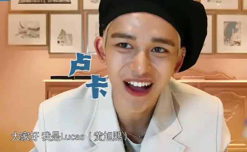 原创黄旭熙室内录制还戴帽子,得知原因,才知道综艺节目审查有多严格!