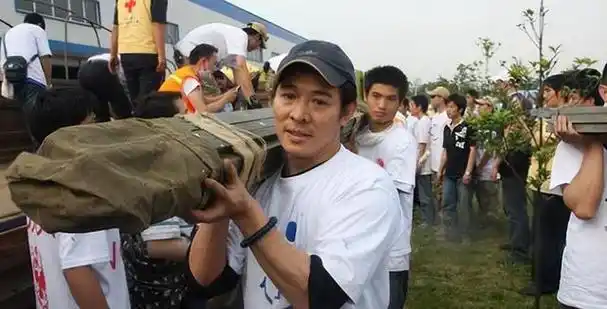 李连杰在向佐家里,头戴花朵染黄发,抱着向佐女儿像奶奶!