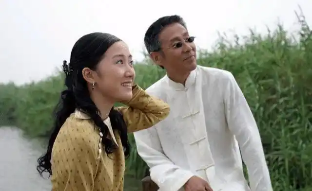 父亲是陈道明却隐藏了33年,不拼爹不炒作,低调的如此优秀