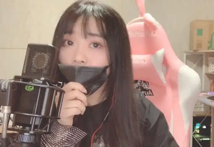 一条小团团又露脸直播了换了显瘦的裤子却遮掩不了手臂宽度