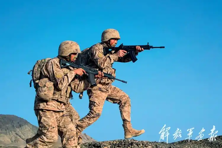 战斗,在大漠戈壁展开 - 解放军画报