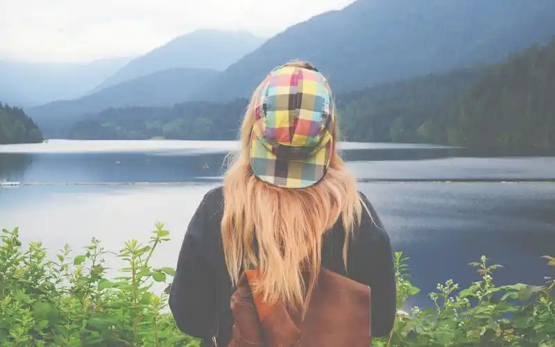 戴帽子女孩的唯美背影图片桌面壁纸